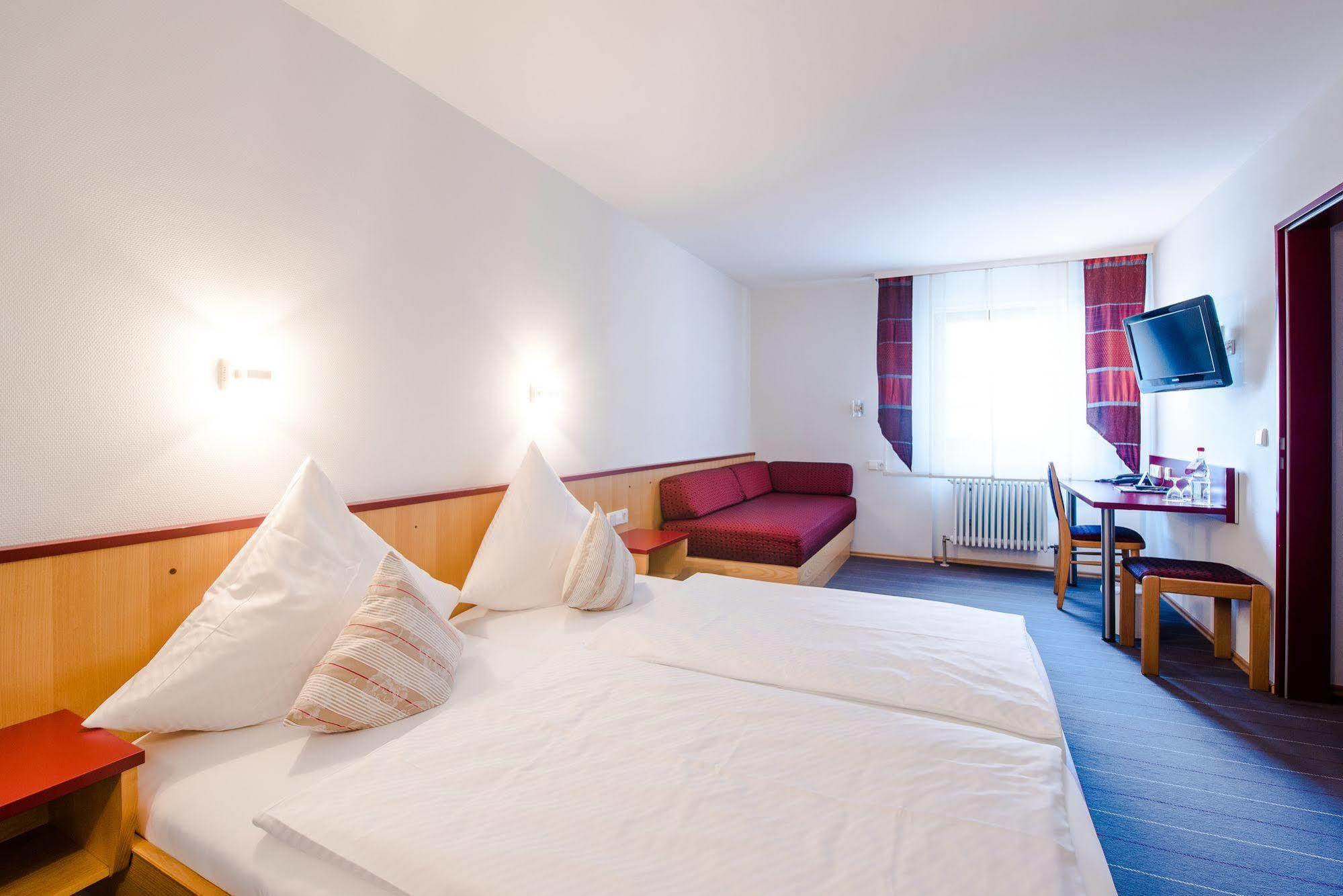Hotel Gasthof Zum Roessle Altenstadt  Ngoại thất bức ảnh